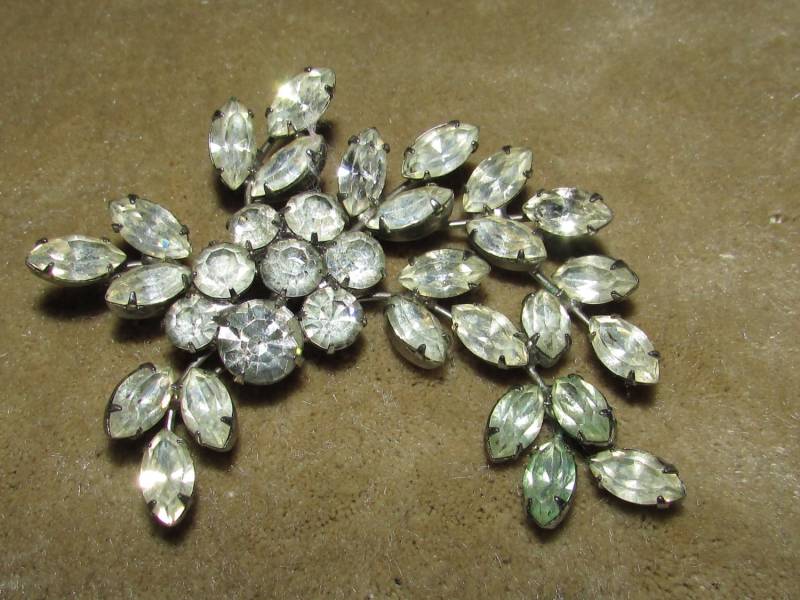 Laurie Riesige Kristall Strass Blume Spray Brosche Laurie Riesige Kristall Strass Blume Spray Brosche von thelauriecollection