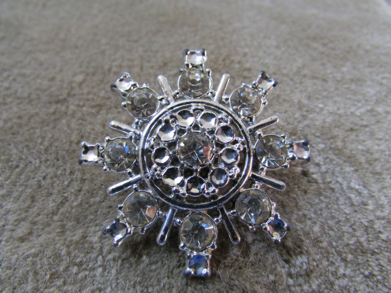 Laurie Schneeflocke Brosche Pin Älteren Stil Laurie Schneeflocke Brosche Pin Älteren Stil von thelauriecollection