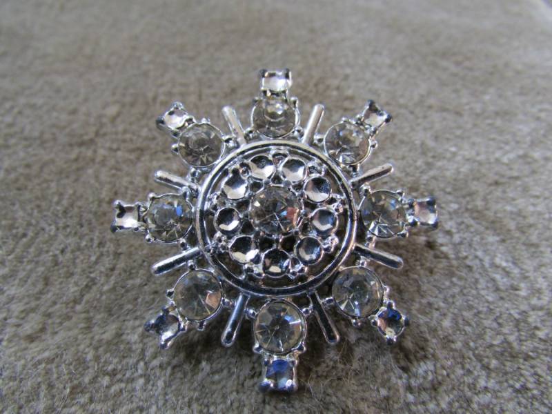 Laurie Schneeflocke Brosche Pin Älteren Stil Laurie Schneeflocke Brosche Pin Älteren Stil von thelauriecollection