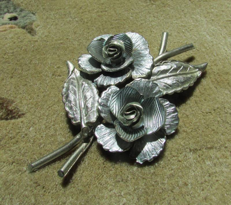 Laurie Seltene Coro Rosen Und Blätter Blume Silber Emaille Brosche Laurie Seltene Coro Rosen Und Blätter Blume Silber Emaille Brosche von thelauriecollection