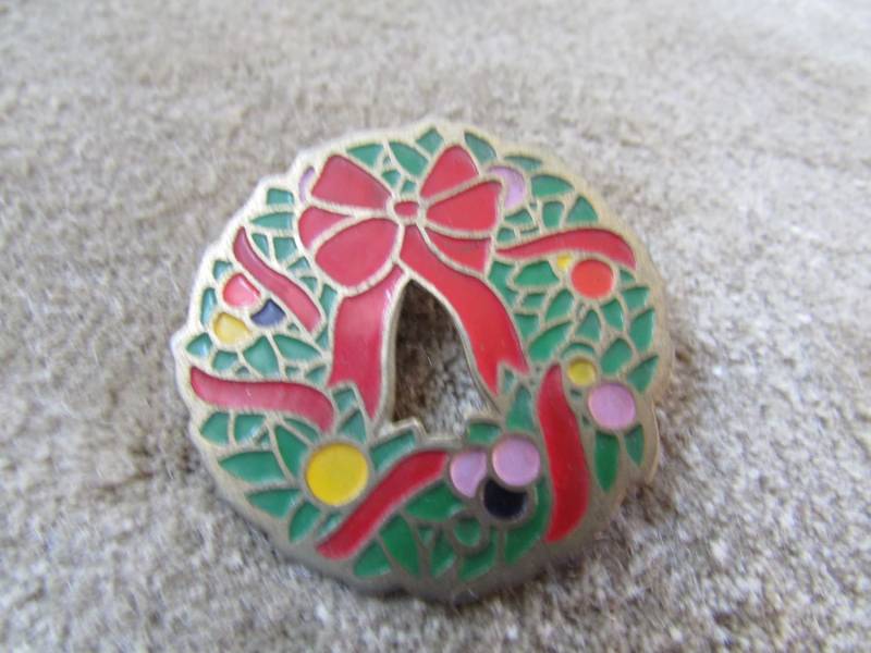 Laurie Seltene Vintage Emaillierte Messing Kranz Weihnachten Brosche von thelauriecollection