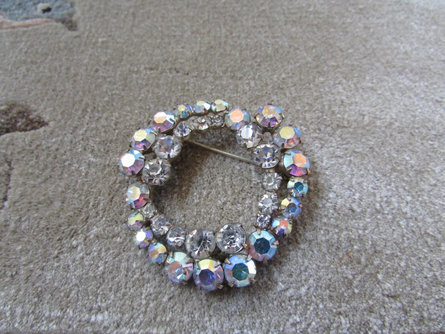 Laurie Vintage Doppel Graduierte Spirale Strass Kreis Pin Laurie Vintage Doppel Graduierte Spirale Strass Kreis Pin von thelauriecollection