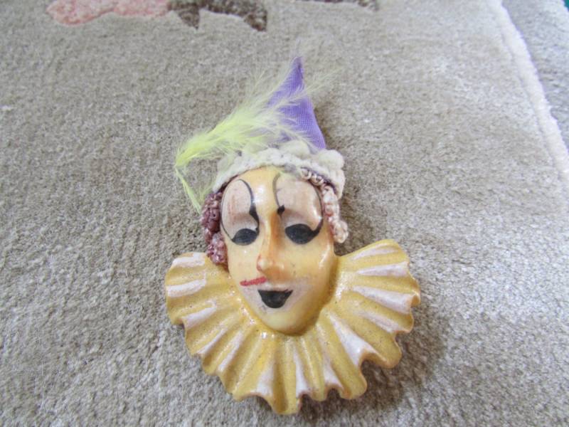 Laurie Vintage Kunststoff Bemalt Und Dekoriert Clown Gesicht Pin Brosche Laurie Vintage Kunststoff Bemalt Und Dekoriert Clown Gesicht Pin Brosche von thelauriecollection