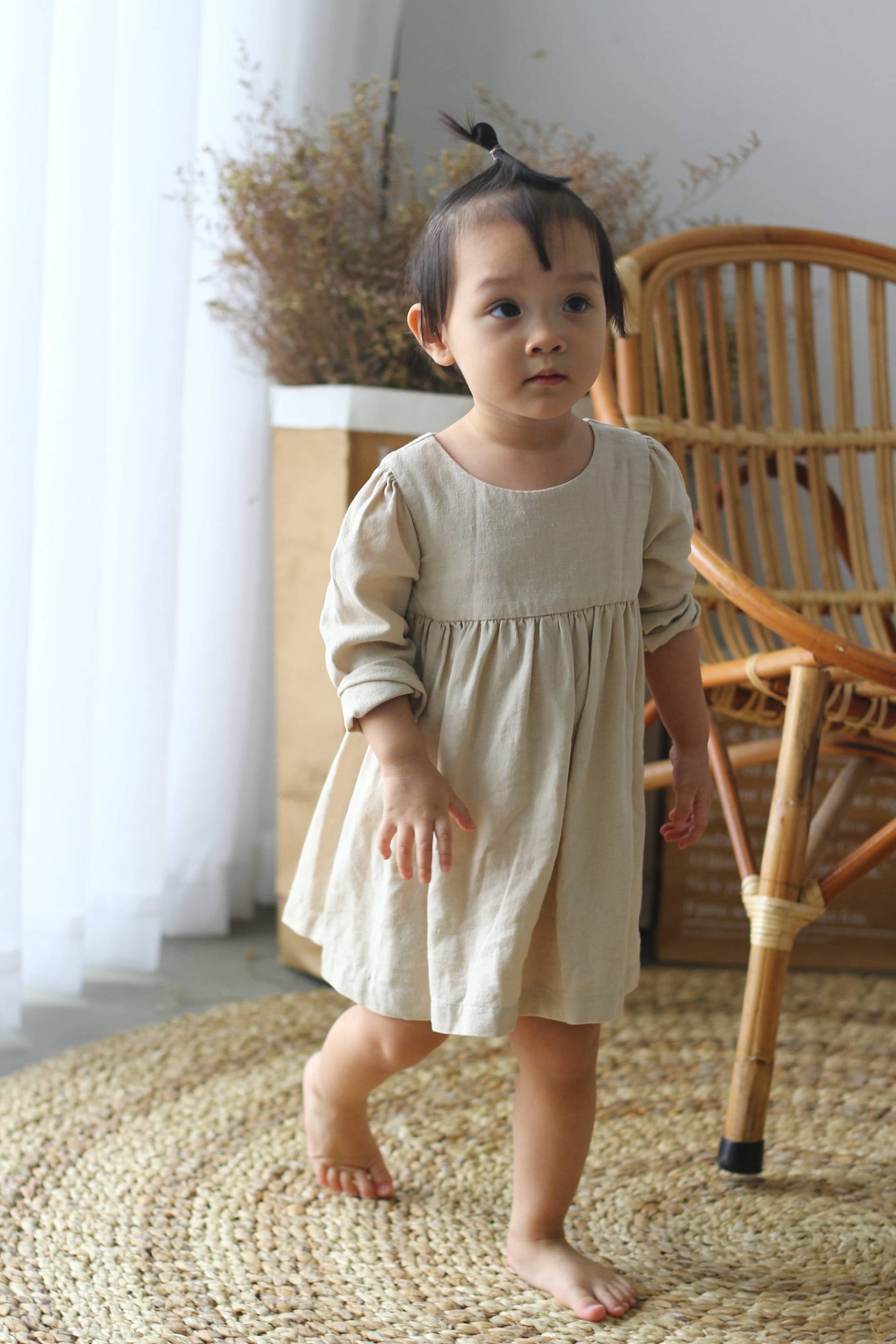 Beige Leinen Babykleid Langarm Holzknopf Beige Leinen Babykleid Langarm Holzknopf von thelittleHeidi