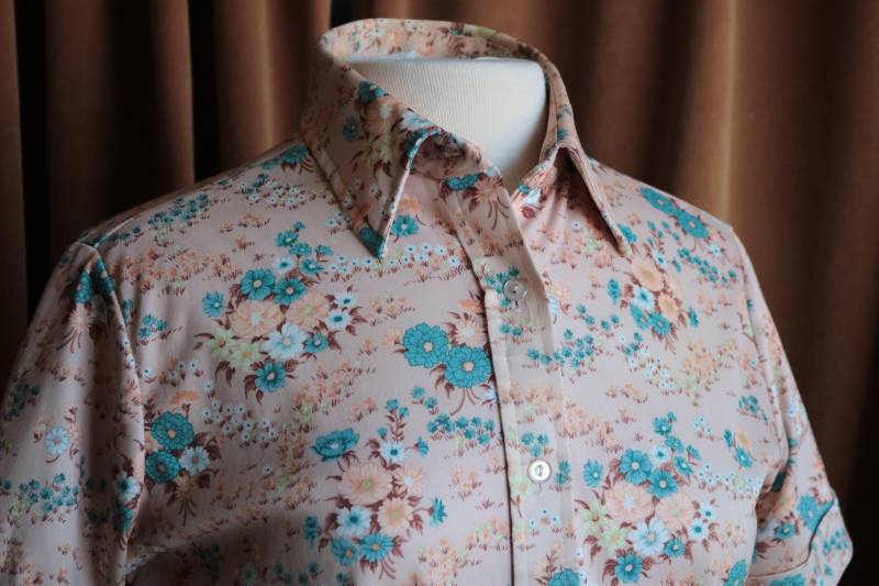 1970Er Jahre Creme Und Pastell Rosa Kurzarm Bluse Mit Blumendruck von thelivingroomvintage