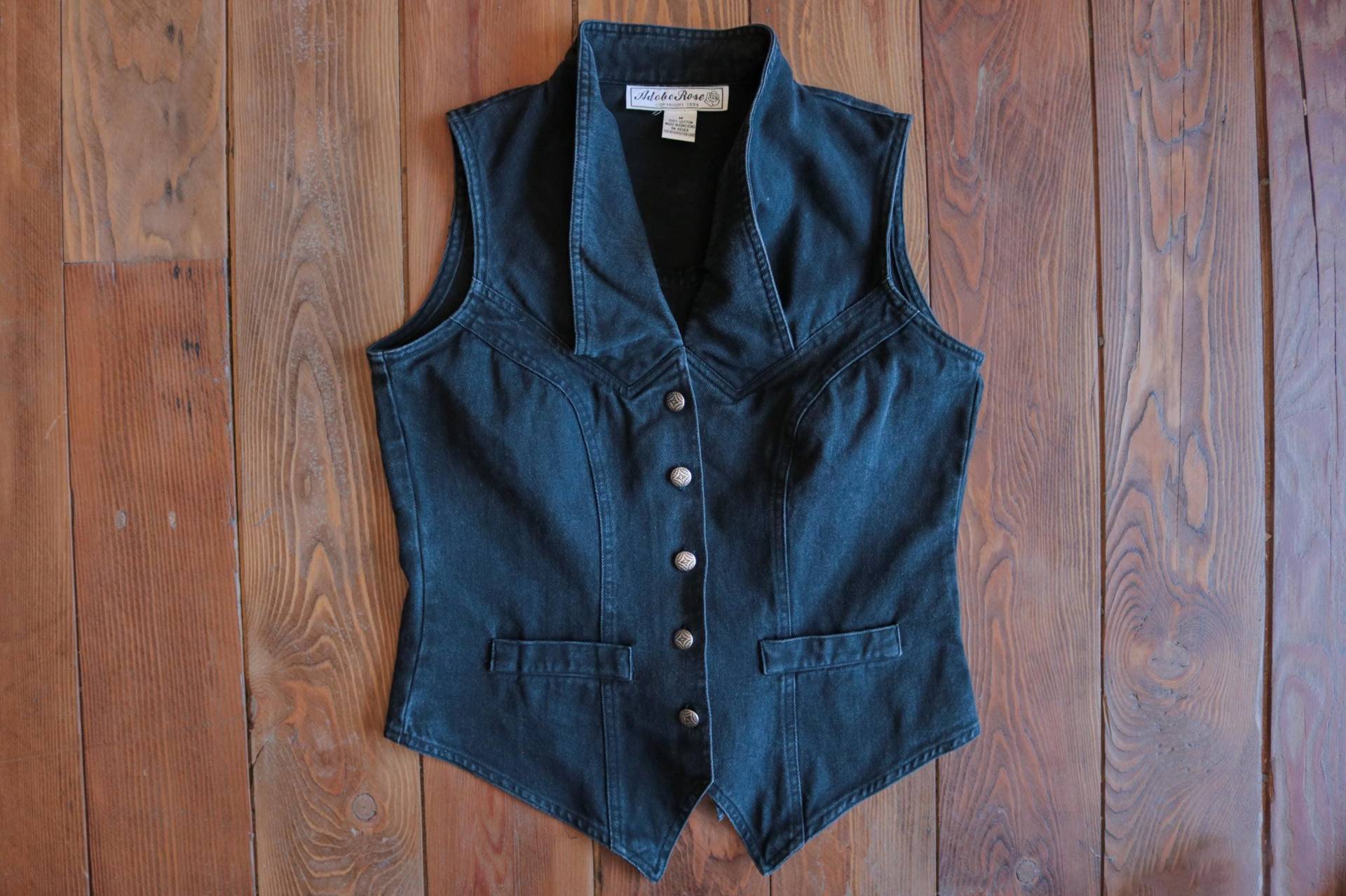 1990Er Black Denim Einzigartige Kragenbutton Weste Mit Concho Back Cinch Southwest Style von thelivingroomvintage