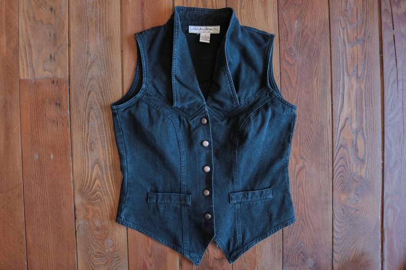 1990Er Black Denim Einzigartige Kragenbutton Weste Mit Concho Back Cinch Southwest Style von thelivingroomvintage