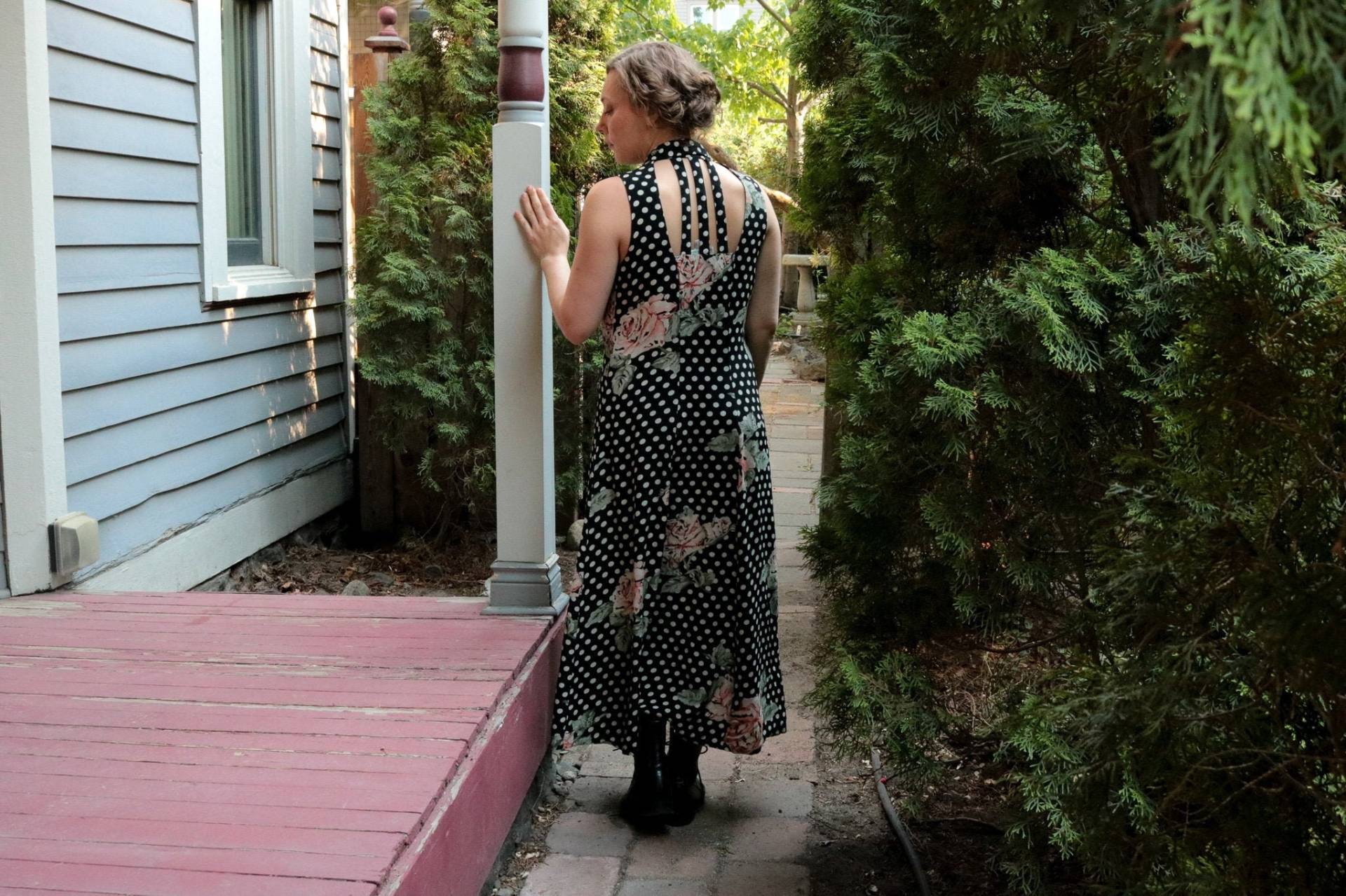 1990Er Polka Dot Rose Print Kragen Maxi Kleid Mit Strappy Rücken Detail Und Glam Buttons von thelivingroomvintage