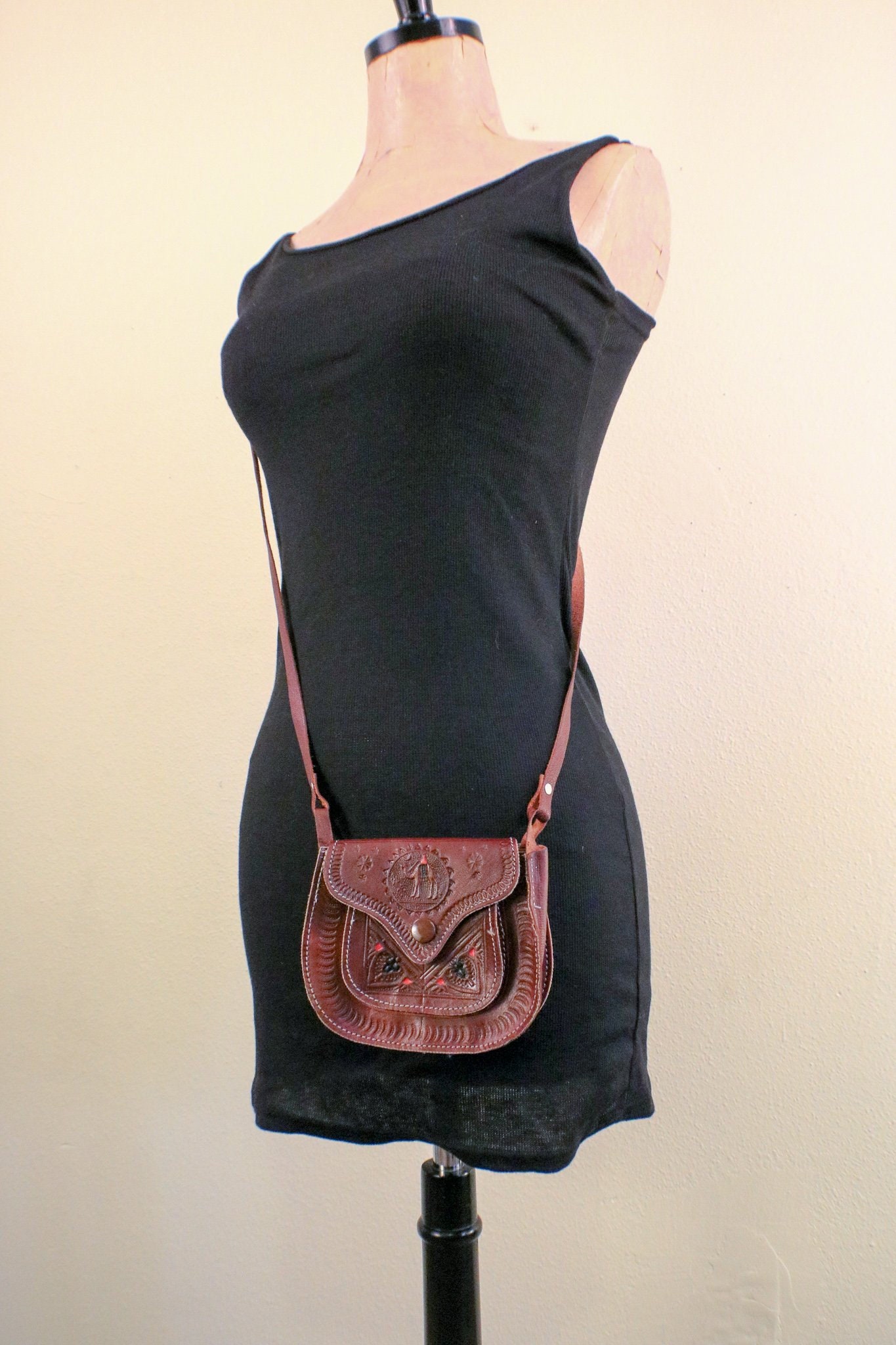 70Er Jahre Kleine Punzierte Festival Tasche Mit Kamel-Design von thelivingroomvintage