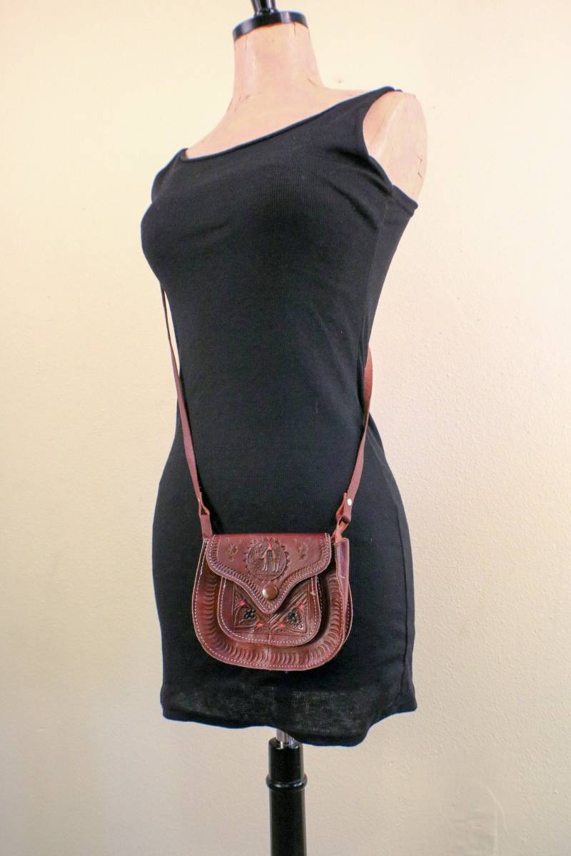 70Er Jahre Kleine Punzierte Festival Tasche Mit Kamel-Design von thelivingroomvintage