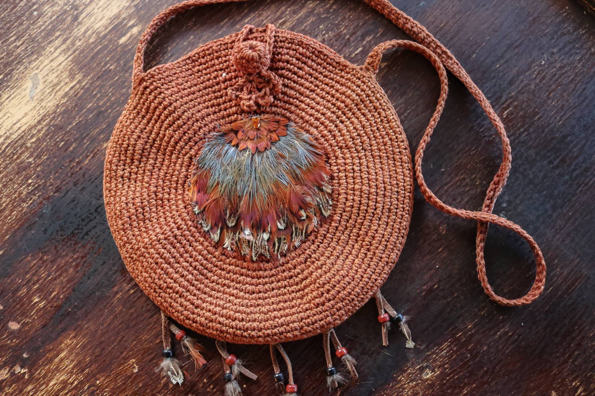 70Er Jahre Runde Gehäkelte Fasan Feder Boho Hippie-Tasche Mit Quasten von thelivingroomvintage