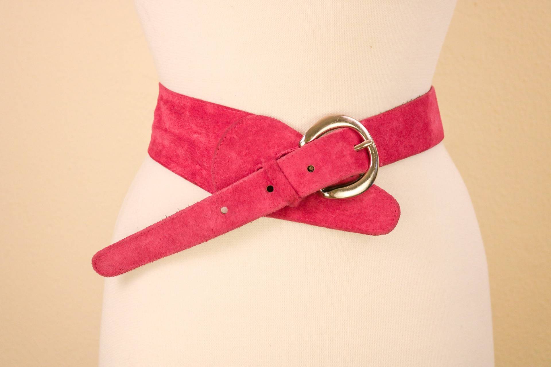 80 Es Statement Belt Pink Suede & Solid Brass von thelivingroomvintage