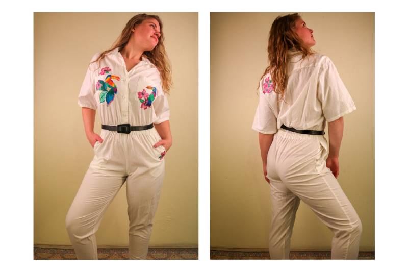 Jahrgang 1990 Weiß Overall Mit Handbemalten Toucans Und Hibiskus Blumen. Festival Raver Gärtner von thelivingroomvintage