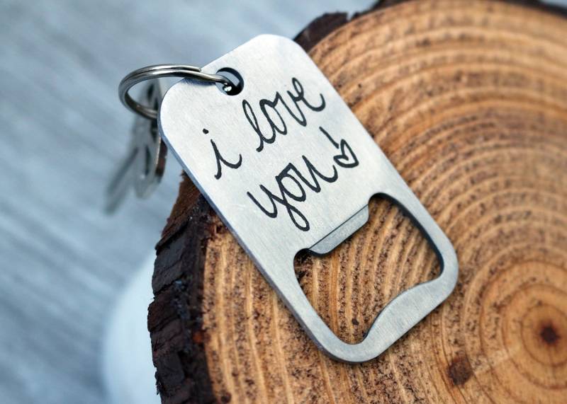 Personalisierter Schlüsselanhänger Flaschenöffner Handgeschrieben Oder Schriftwahl Handschrift Geschenk Ihn Ihr Vater Sohn Opa Mama Freund Ehemann von themomandpopgiftshop