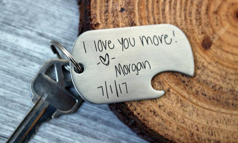 Personalisierter Schlüsselanhänger Flaschenöffner Handgeschrieben Oder Schriftwahl Handschrift Geschenk Ihn Ihr Vater Sohn Opa Mama Freund Ehemann von themomandpopgiftshop