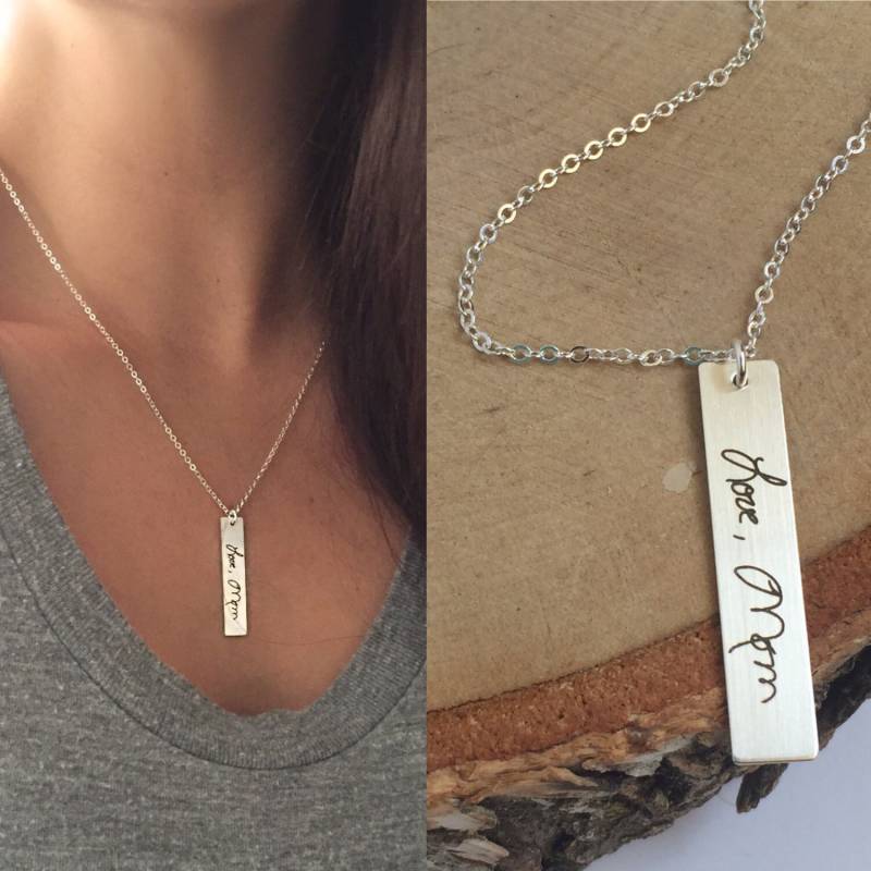 Weihnachten Handschriftliche Vertikale Bar Halskette Customized Name Platte Signatur Memorial Geschenk Für Mama Schwester Freund Oma Sentimental Ihr von themomandpopgiftshop