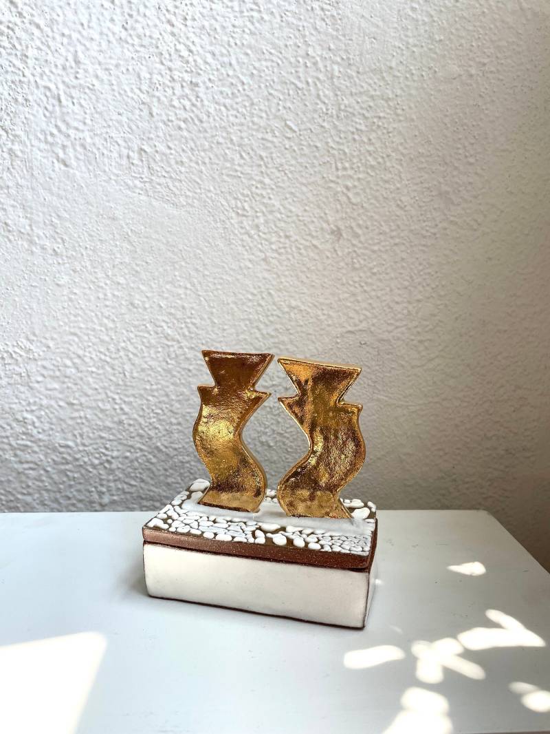 Handgefertigte Keramik Schmuckschatulle Goldene Tanzfiguren, Verlobungsring Box von theobjectenthusiast