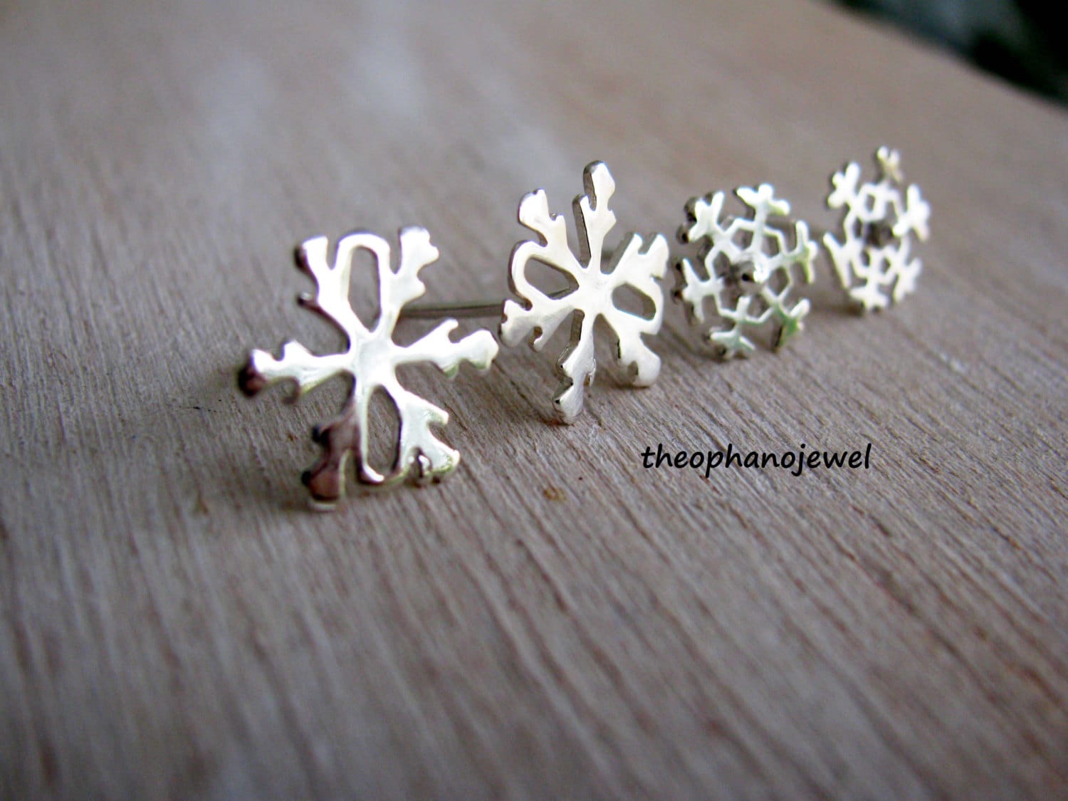 Kleine Schneeflocken Ohrstecker, Massive Sterling Silber 925 Winter Minimal Schneeflocken, Kleine Post Zierliche Ohrstecker von theophanojewel