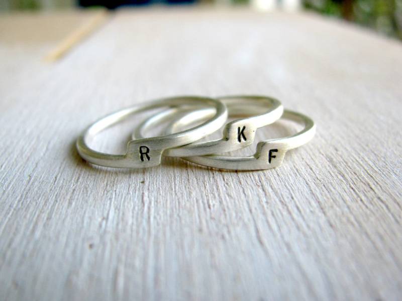 Sonderangebot Für Den Zierlichen Und Stapelring, Stapelring Mit Initial Aus Reinem Silber von theophanojewel