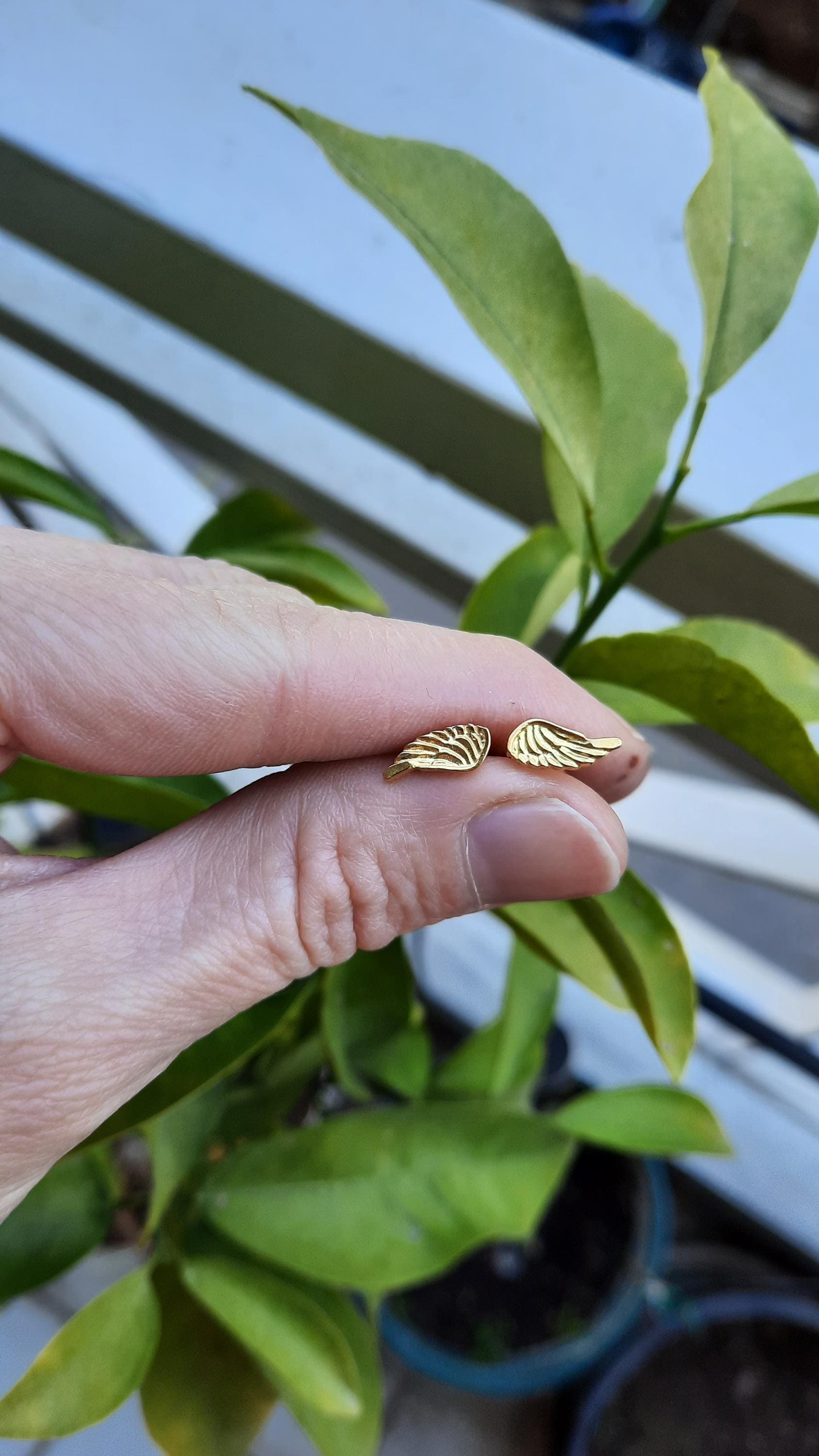 Sonderangebot Paar Ohrringe, Gold Engel Flügel Ohrstecker, Kleine Beiträge, Schwarze Steampunk Flügel, Schutzengel Kinder Geflügelter Schmuck von theophanojewel