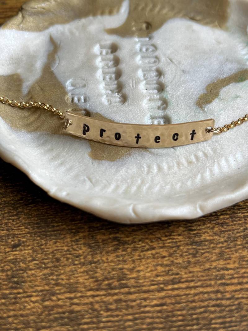 Personalisiertes 14K Gold-Filled Bar Armband Handgestempelt Name Id Personalisiertes 14K Gold-Filled Bar Armband Handgestempelt Name Id von thepinklocket