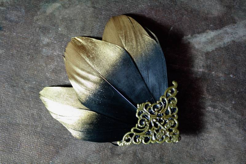 Valkyrie Schwarz-Gold Oder Silber-Gold Spitzes Steampunk Feder Headpiece, Gothic Haarspange von thepunkfaeryartworks