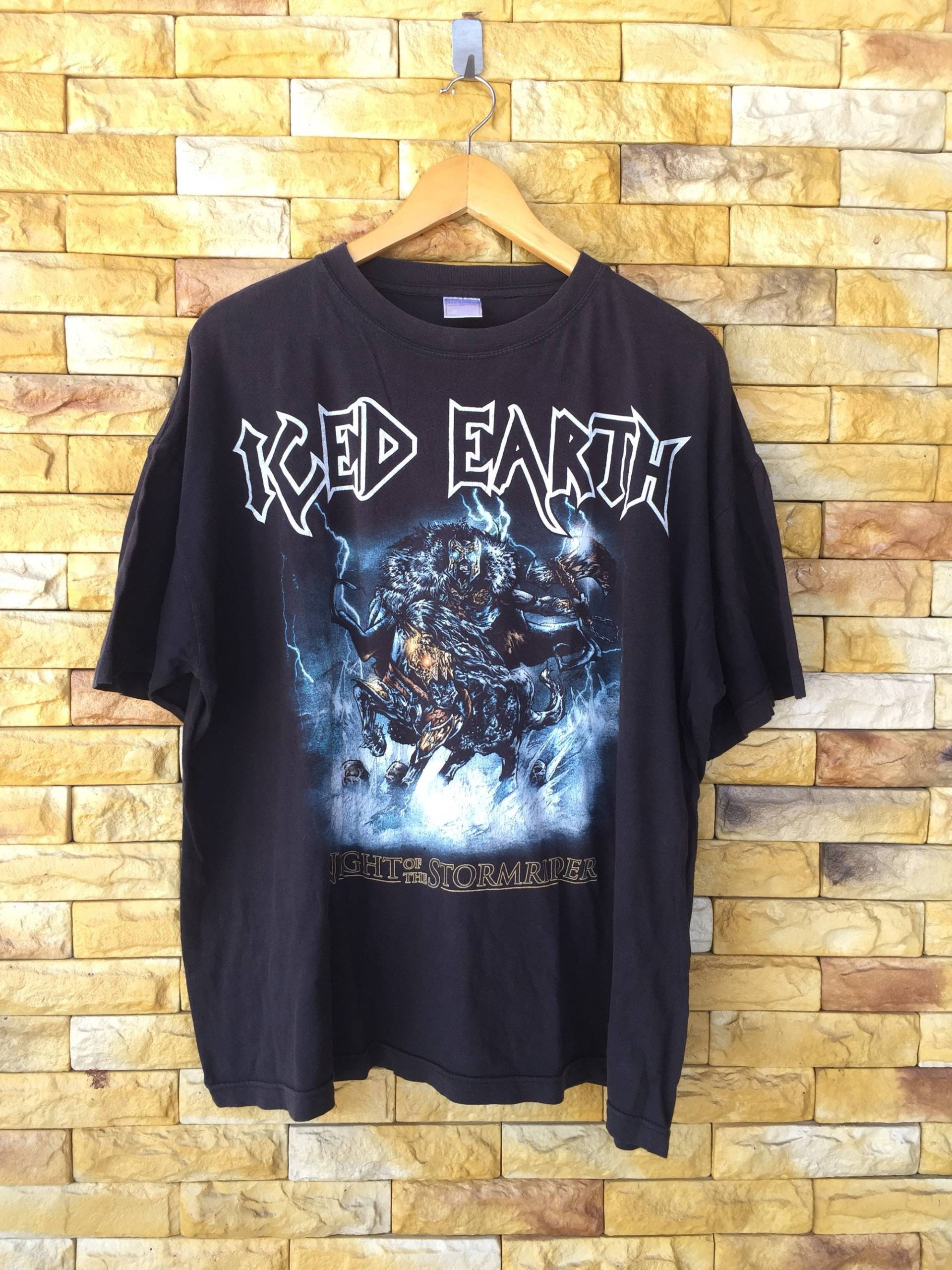 Vintage 90Er Jahre Bandshirt Von Iced Earth Aus Der Serie Night Of The Storm Rider Vintage 90Er Jahre Bandshirt Von Iced Earth Aus Der Serie Night Of The Storm Rider von thepurixvintage