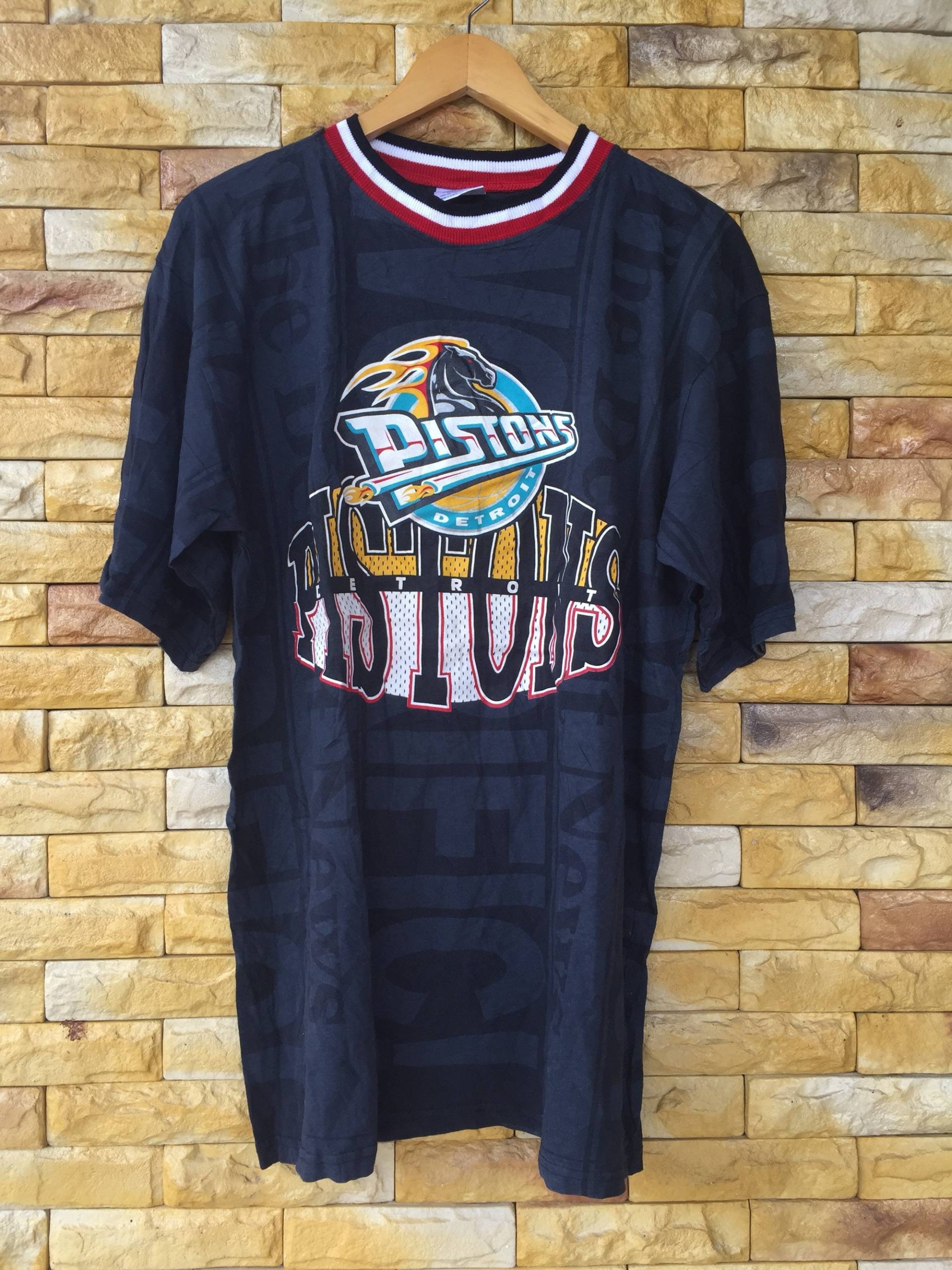 Vintage 90S Pipsen Detroit Shirt Mit Baumwollalloverprint Vintage 90S Pipsen Detroit Shirt Mit Baumwollalloverprint von thepurixvintage