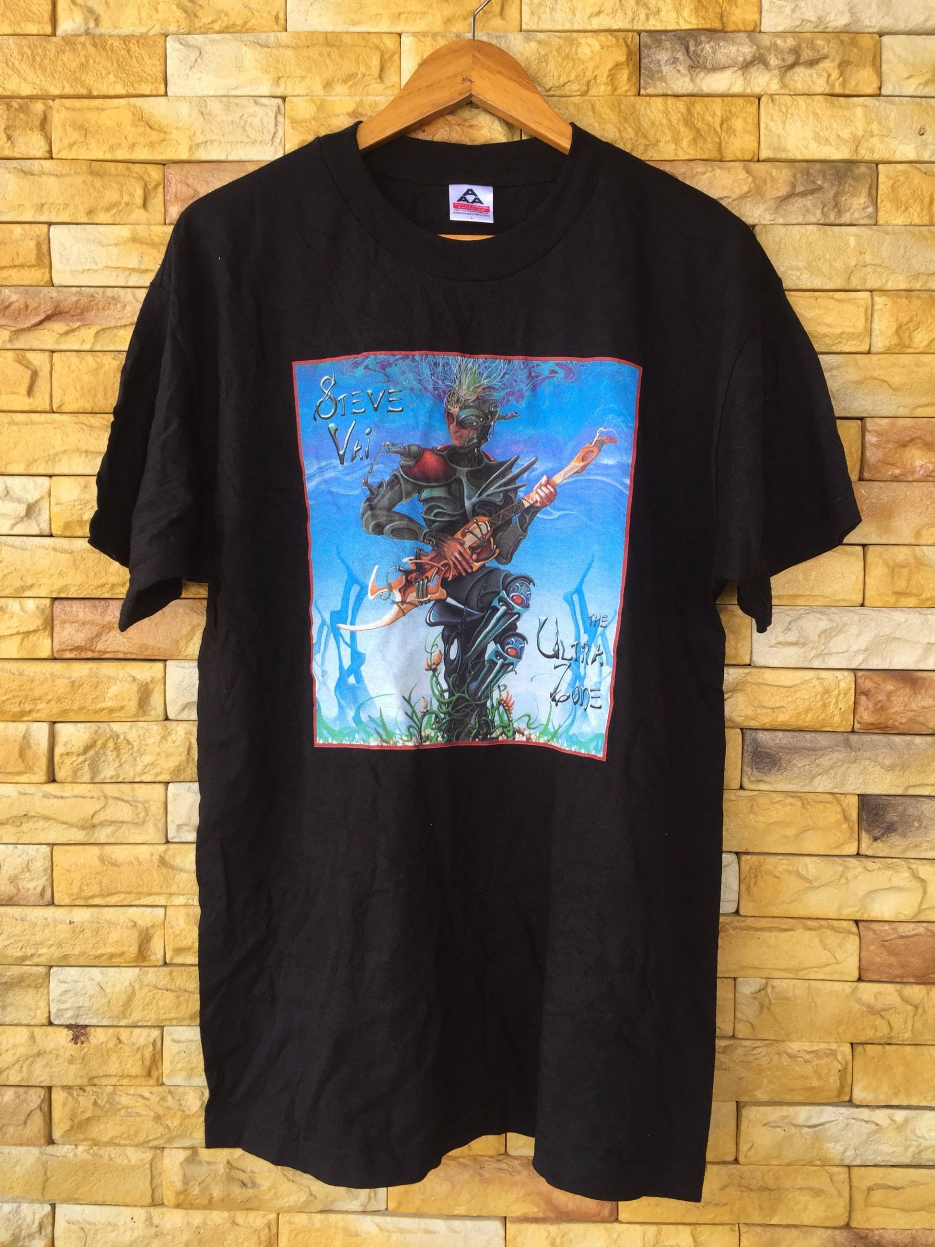 Vintage Steve Vai Shirt Ultra Zone Welt Tournee Hackbraten Weiße Schlange Zehn Größte Gitarrist Neue Alte Lager Zustand Vintage Steve Vai Shirt Ultra Zone Welt Tournee Hackbraten Weiße Schlange Zehn Größte Gitarrist Neue Alte Lager Zustand von thepurixvintage