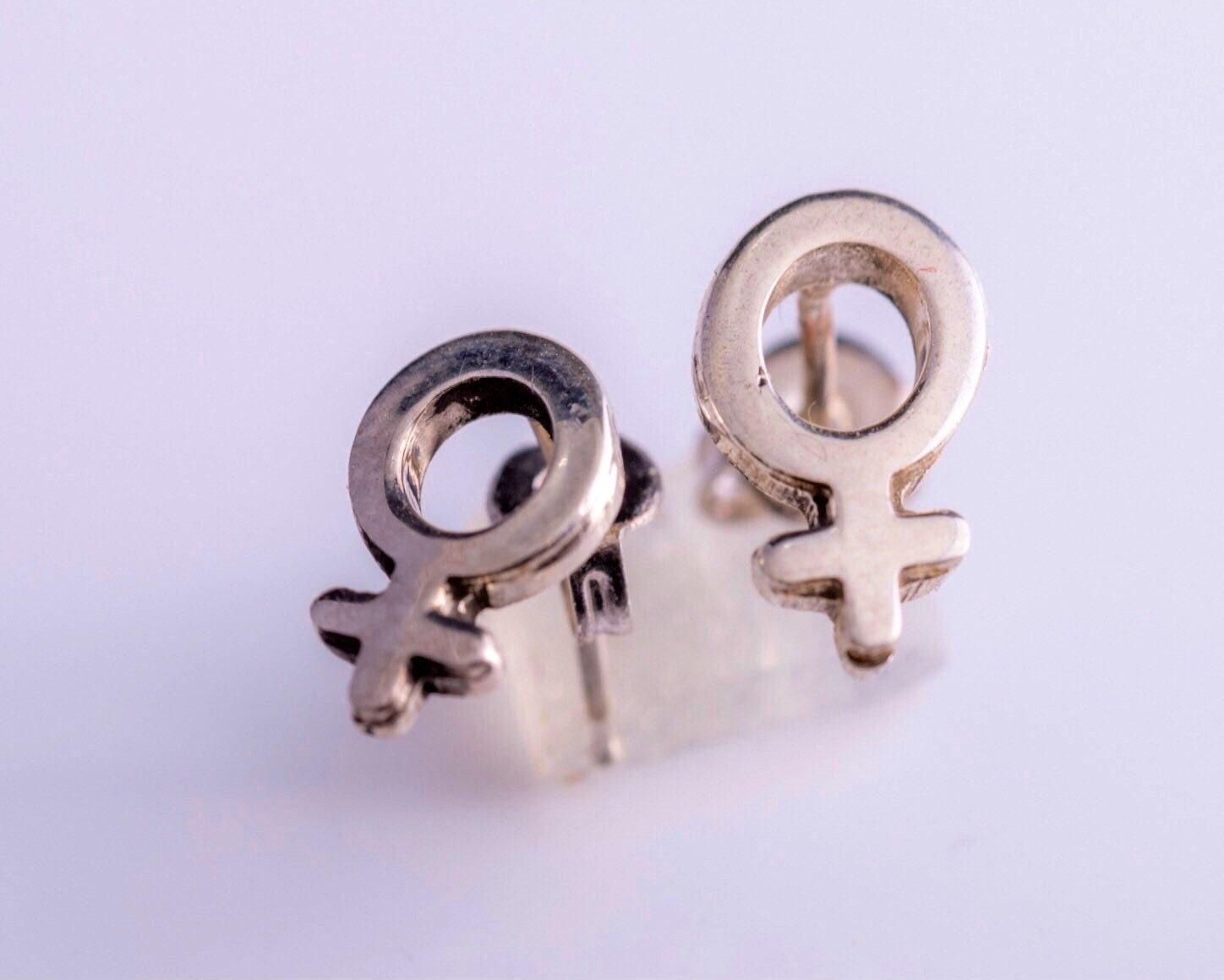Weibliches Symbol Ohrringe, Frauen-Eigenkapital-Tag, Venus-Ohrstecker, Frauen-Empowerment-Schmuck von thesilverman