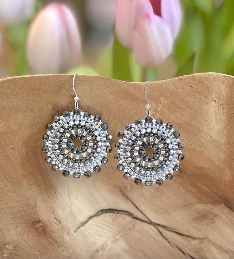 Runde Ohrringe Gefüllt - Handgefädelt, Myjuki, Glasschliff, Swarovski Perlen, Boho, Fädelohrringe von thesoulpiecefactory