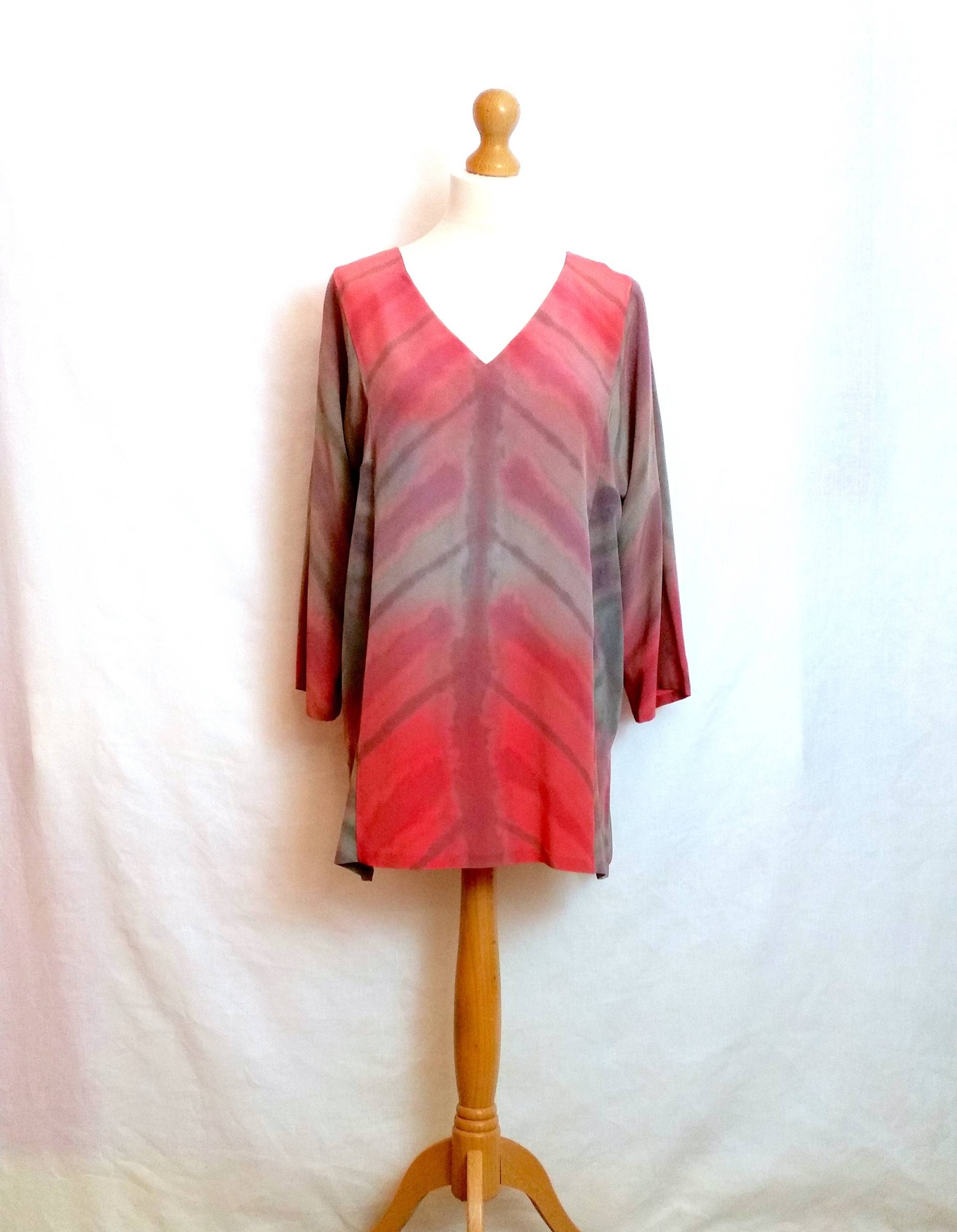 Handbemalte Seide Maßgeschneiderte Tunika Top, Einzigartige Ombre Gedämpfte Farben Handbemalte Seide Maßgeschneiderte Tunika Top, Einzigartige Ombre Gedämpfte Farben von thestitchedbird