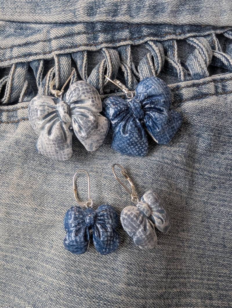 Denim Blue Bow Keramikohrringe Reversible Textured Leicht von theswych