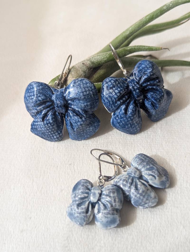 Kokette Bogen Ohrringe Reversible Denim Keramik Texturierte Leichte Baumelt Kokette Bogen Ohrringe Reversible Denim Keramik Texturierte Leichte Baumelt von theswych