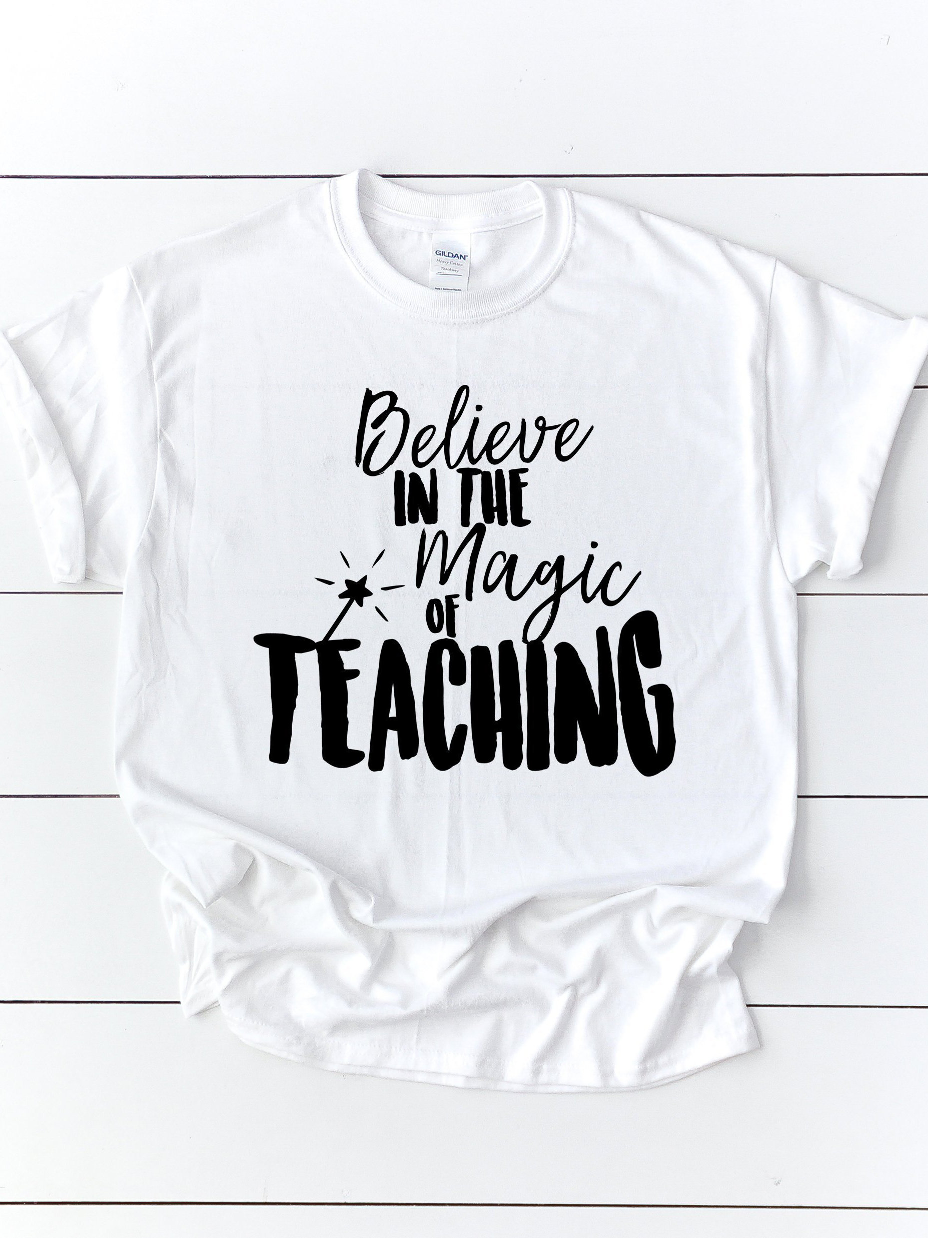 Glauben An Die Magie Der Lehre Kurzarm Unisex T-Shirt/Cyber Monday Lehrer Shirts Weihnachten Glauben An Die Magie Der Lehre Kurzarm Unisex T-Shirt/Cyber Monday Lehrer Shirts Weihnachten von theteacherhut