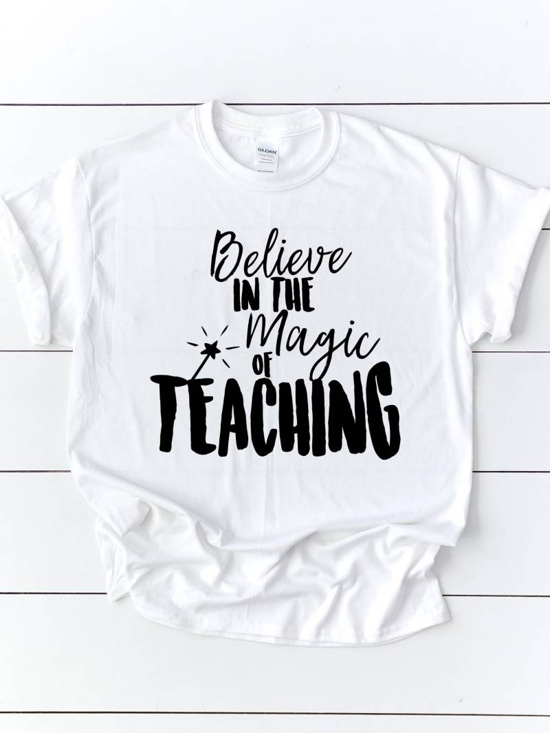Glauben An Die Magie Der Lehre Kurzarm Unisex T-Shirt/Cyber Monday Lehrer Shirts Weihnachten Glauben An Die Magie Der Lehre Kurzarm Unisex T-Shirt/Cyber Monday Lehrer Shirts Weihnachten von theteacherhut