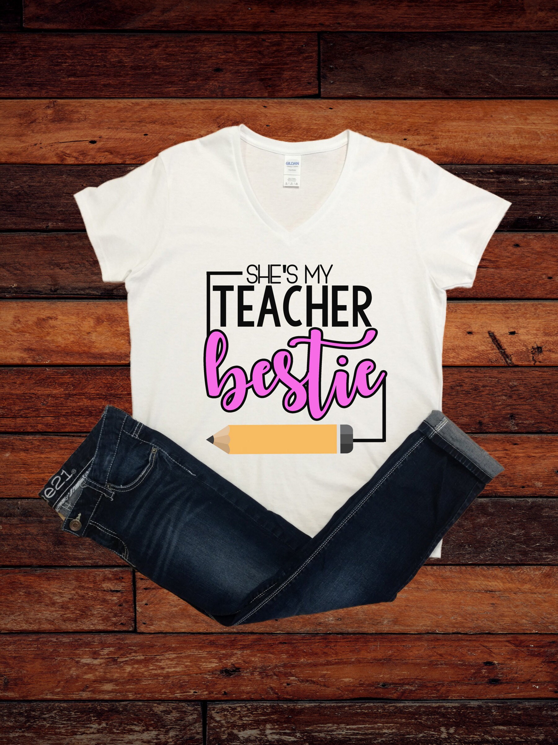 Sie Ist Mein Lehrer Bestie | Links Rechts Zeigend - Frauen Lässige V-Neck Shirt/Geschenk Für Leben Sie Ist Mein Lehrer Bestie | Links Rechts Zeigend - Frauen Lässige V-Neck Shirt/Geschenk Für Leben von theteacherhut