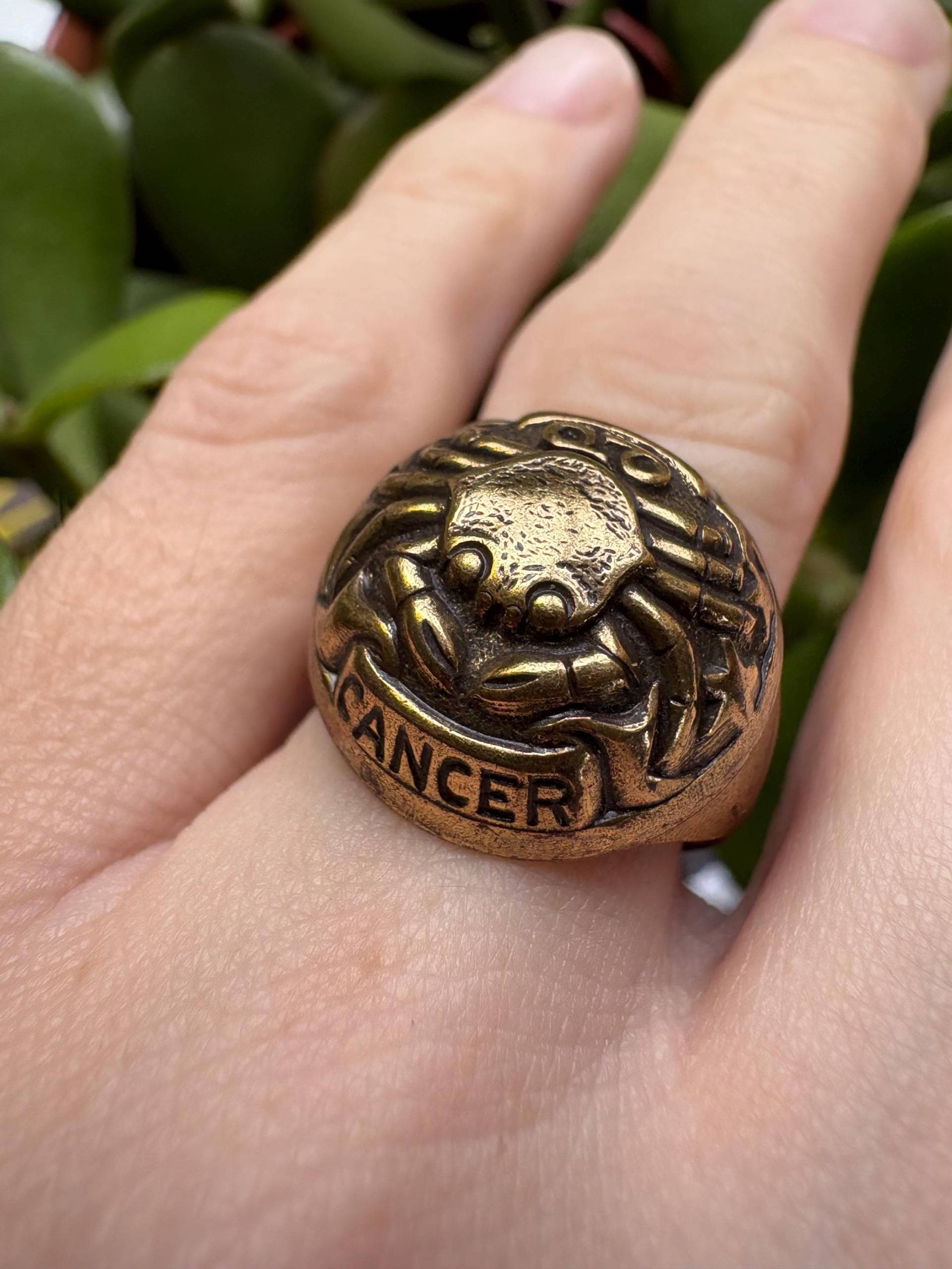 Vintage 1960Er 1970Er Jahre Sternzeichen Krebs Ring Aus Messing Vintage 1960Er 1970Er Jahre Sternzeichen Krebs Ring Aus Messing von thethingfinders