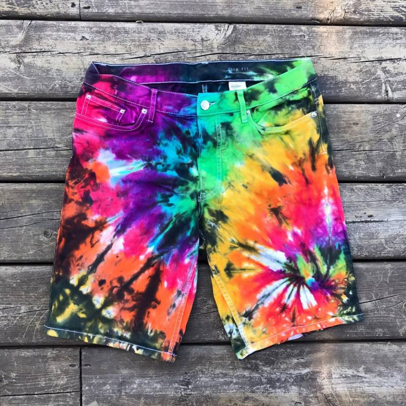 Tie Dye Herren Jeans Shorts - Krawattenfarbe Regenbogen Spirale Party Hose Hippie Größen 28 42 Custom von thetiedyehippie