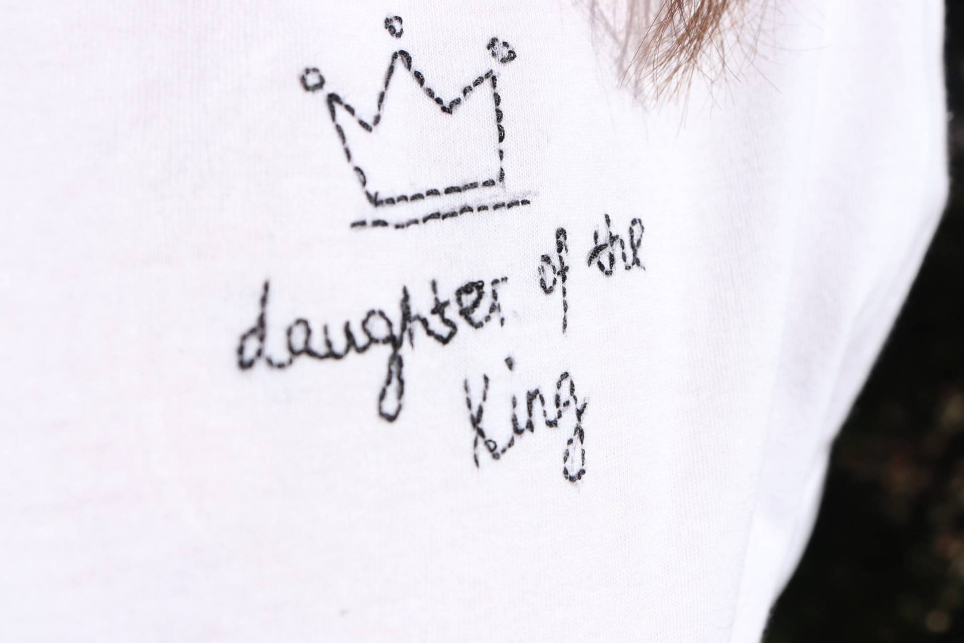 Tochter Des Königs T-Shirt Tochter Des Königs T-Shirt von thetinylittlesymbol