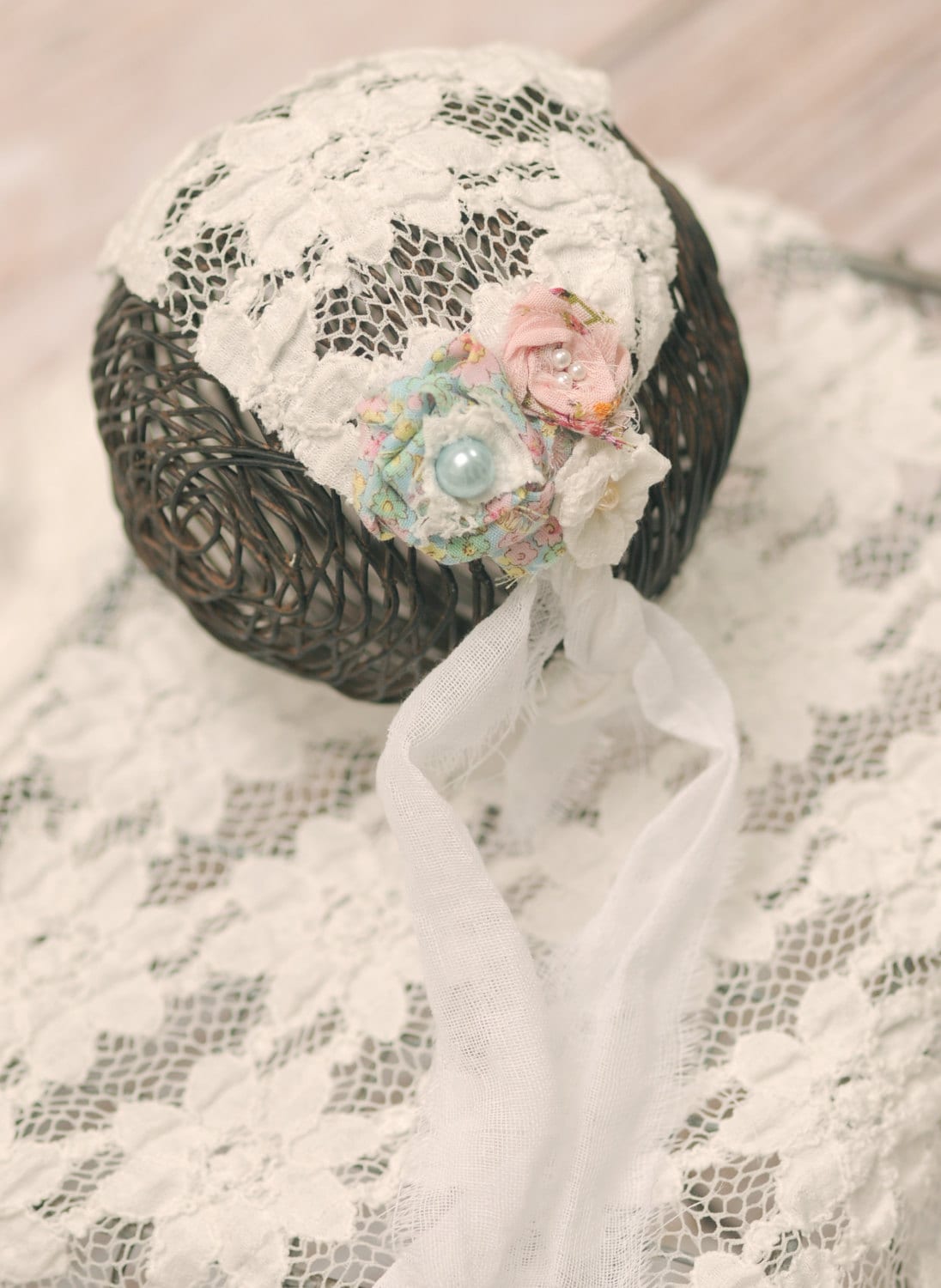 Rts, Neugeborenen Weiß Geblümte Stretch Spitze Wrap, Blumen Headwrap, Neugeborenen Foto Requisite von thetreetopshoppe