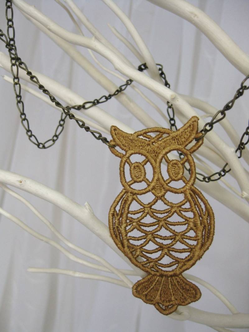 Bestickter Spitze Eule Halskette - Gold Bestickter Spitze Eule Halskette - Gold von thetuftedtoadstool