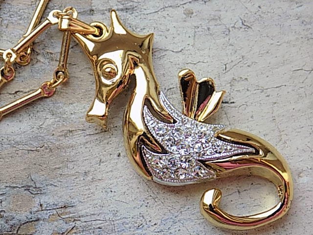 Kostenloser Versand Goldtone Strass Seepferdchen Halskette Anhänger Neue Alte Maschinen Und Geräte von theturniptruck
