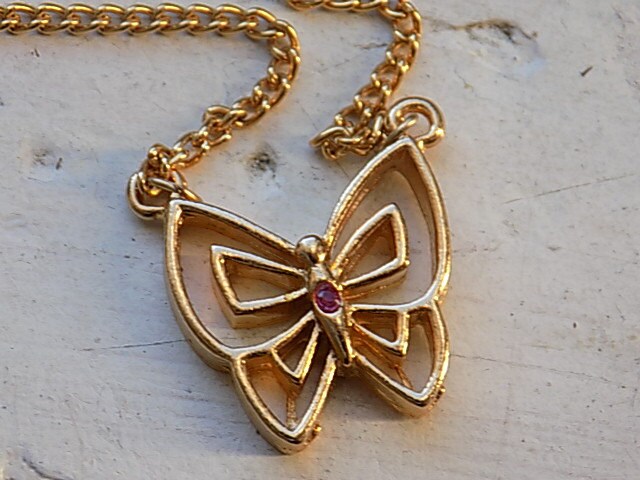 Kostenloser Versand Vintage Goldtone Halskette Mit Schmetterling-Anhänger von theturniptruck