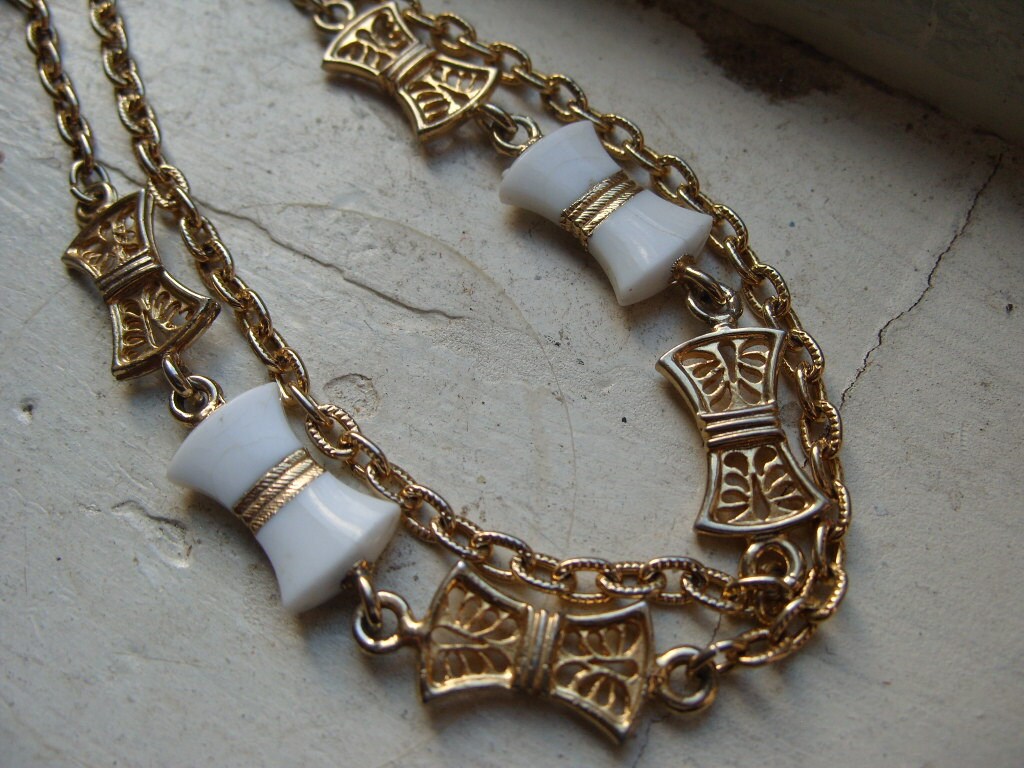 Kostenloser Versand Vintage Goldtone Kette Halskette Mit Weißer Schleife Und Gold Filgree Bogen Akzente von theturniptruck