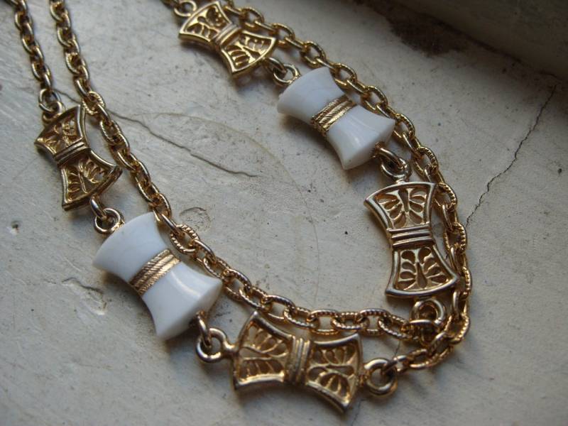 Kostenloser Versand Vintage Goldtone Kette Halskette Mit Weißer Schleife Und Gold Filgree Bogen Akzente von theturniptruck