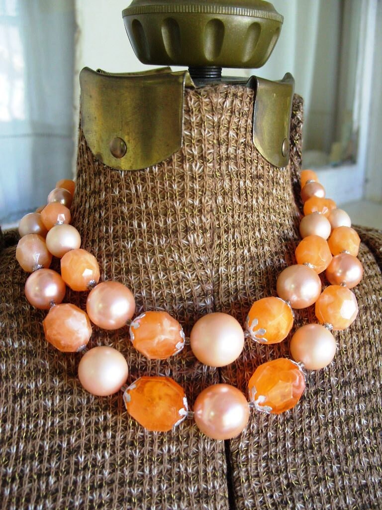 Kostenloser Versand Vintage Halskette Kunststoff Perlen Orange Halsband Stil von theturniptruck