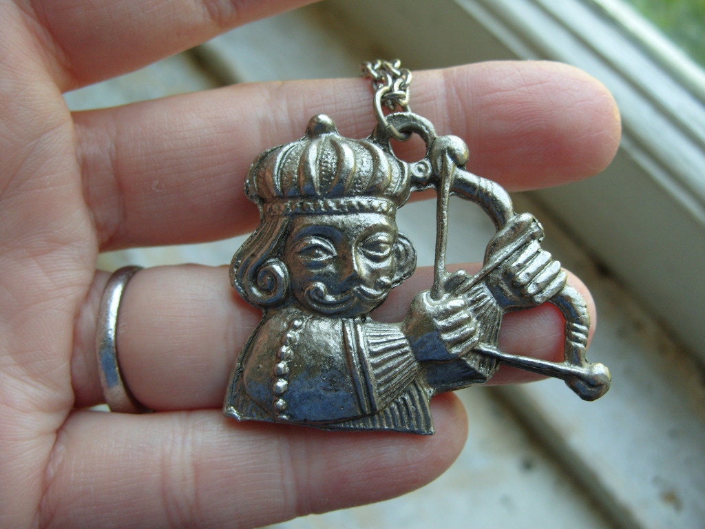 Kostenloser Versand Vintage König Mit Pfeil Anhänger Kette Halskette von theturniptruck