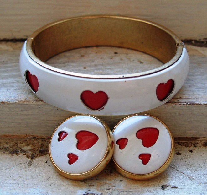 Kostenloser Versand Vintage White Metall Armreif Mit Roten Herzen Cut Outs Und Passende Ohrclips von theturniptruck