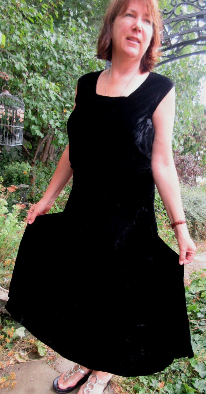 1920Er Seidensamt Abendkleid, Schwarz, Ärmellos, Schräg Geschnittener Rock, Downton Abbey, Exzellenter Zustand, Seltener Fund, Mittelgroß, Schön 1920Er Seidensamt Abendkleid, Schwarz, Ärmellos, Schräg Geschnittener Rock, Downton Abbey, Exzellenter Zustand, Seltener Fund, Mittelgroß, Schön von thevintagecalliope
